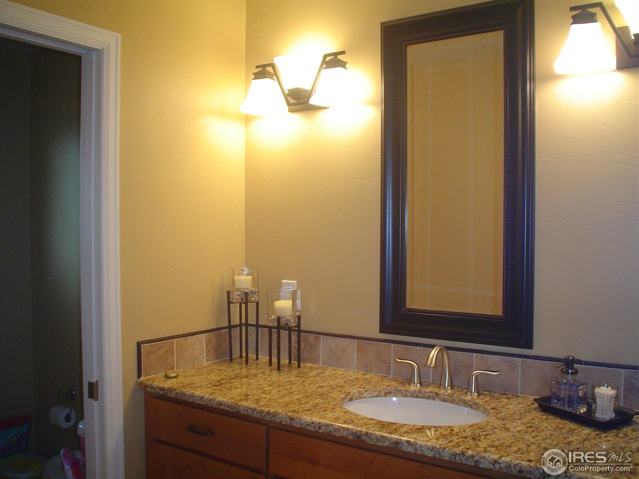 9231 Apache Road Longmont, CO 80504 - Photo 9 of 25 Main bath