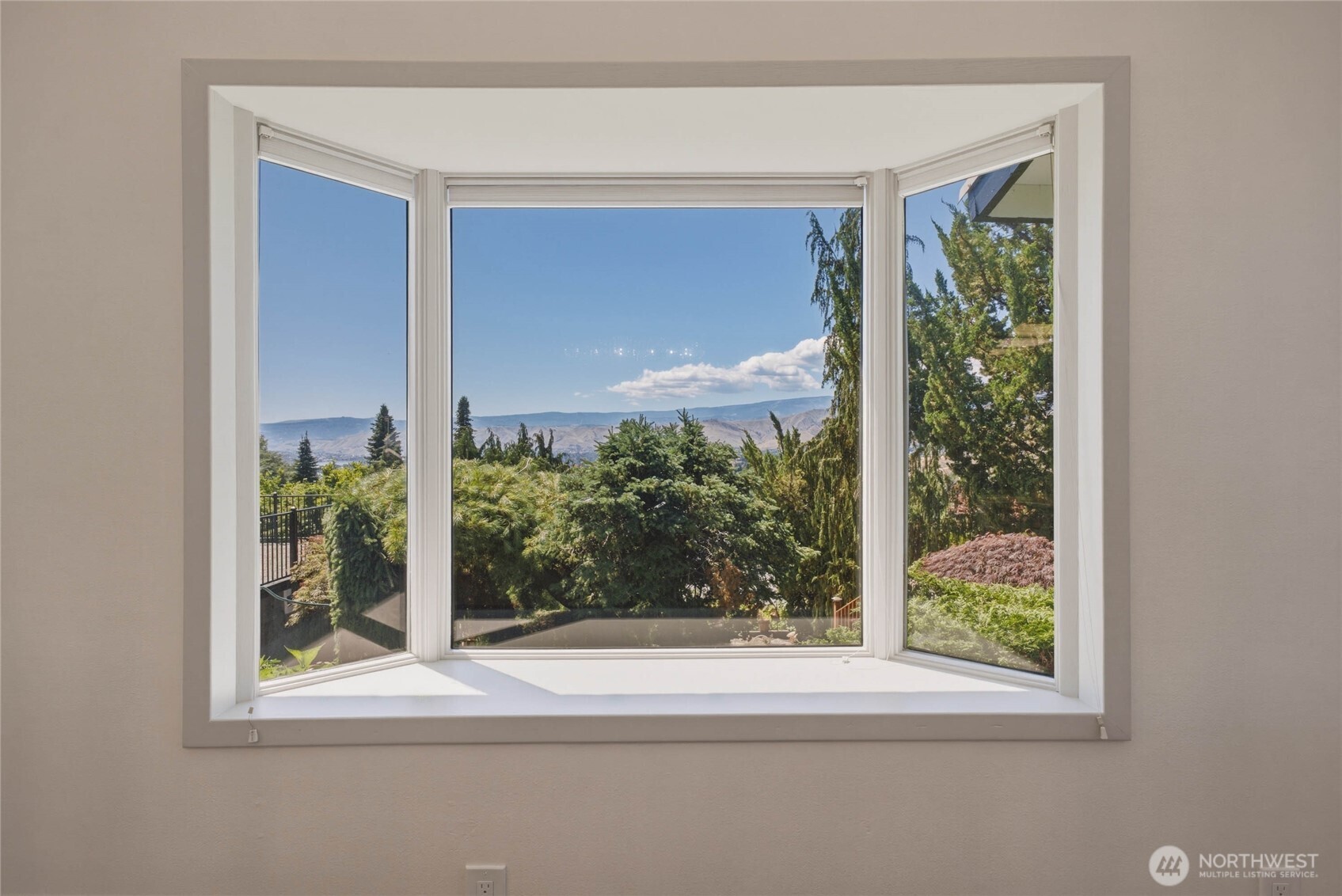 330 Sunnyslope Heights Road Wenatchee, WA 98801 - Photo 11 of 38