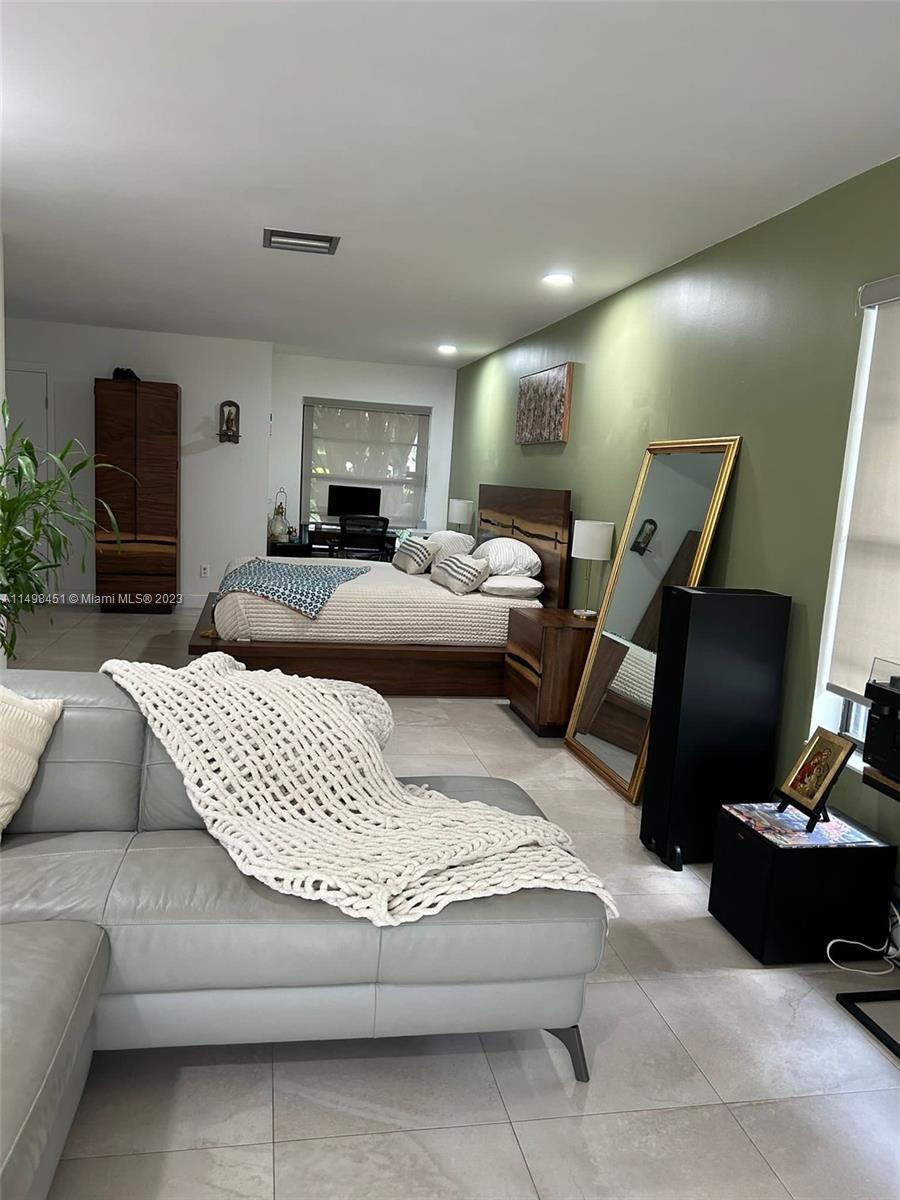 92 Juniper Road, Unit 92 Hollywood, FL 33021 - Photo 11 of 32 a living room with furniture