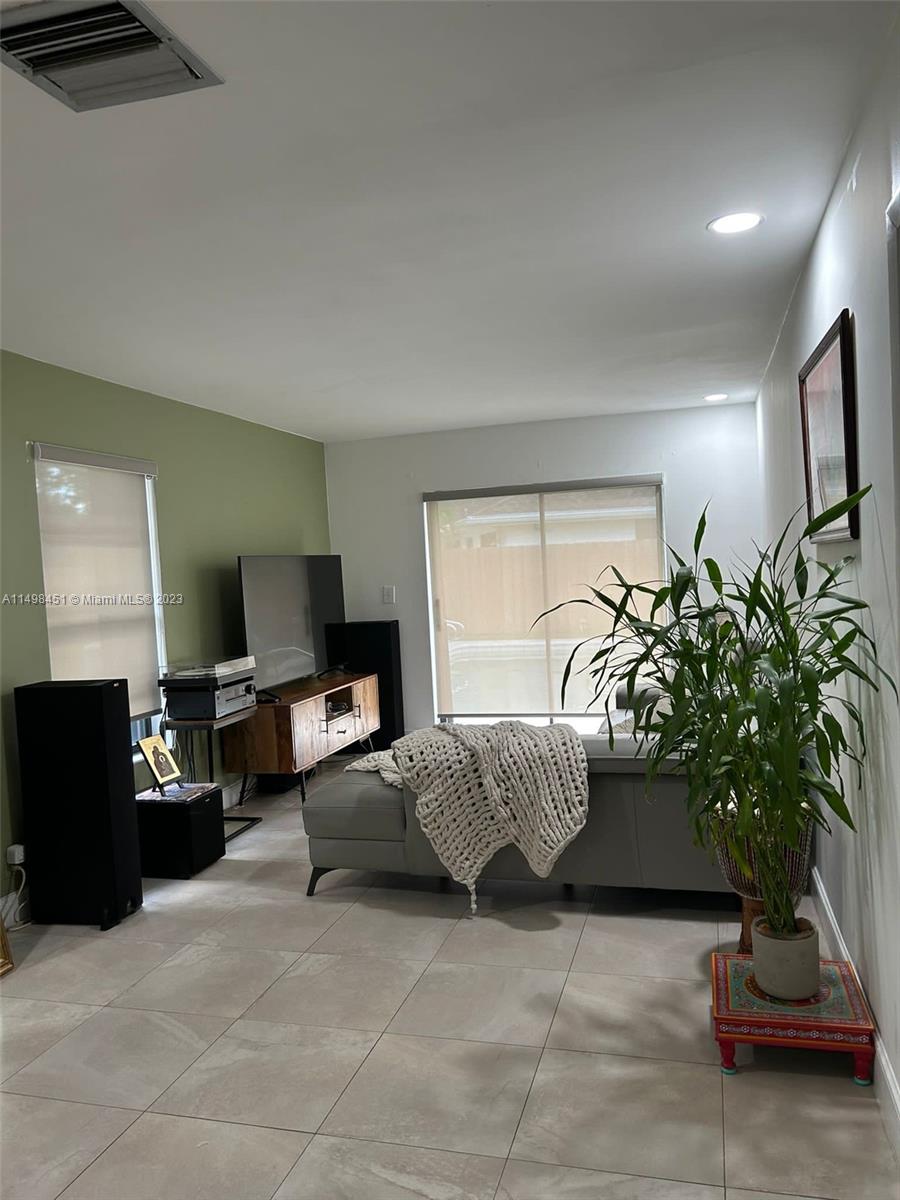 92 Juniper Road, Unit 92 Hollywood, FL 33021 - Photo 13 of 32 a living room with furniture and a potted plant
