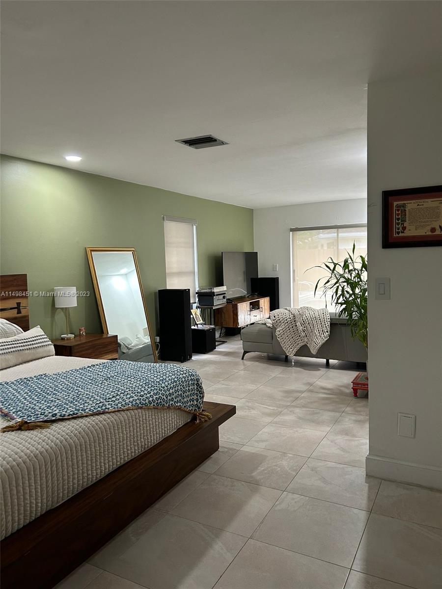 92 Juniper Road, Unit 92 Hollywood, FL 33021 - Photo 14 of 32 a living room with furniture and a mirror