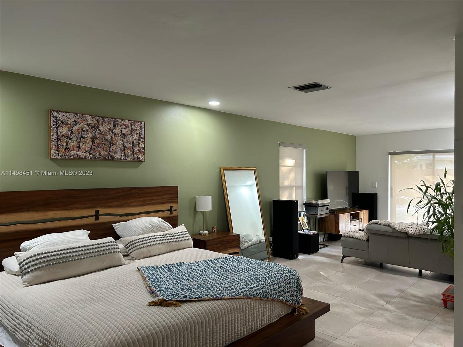 92 Juniper Road, Unit 92 Hollywood, FL 33021 - Photo 9 of 32 a living room with furniture and a flat screen tv