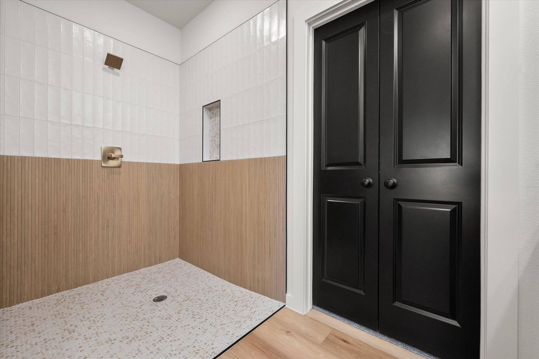 6928 14th Street Lubbock, TX 79416 - Photo 24 of 33 a bathroom with a tub