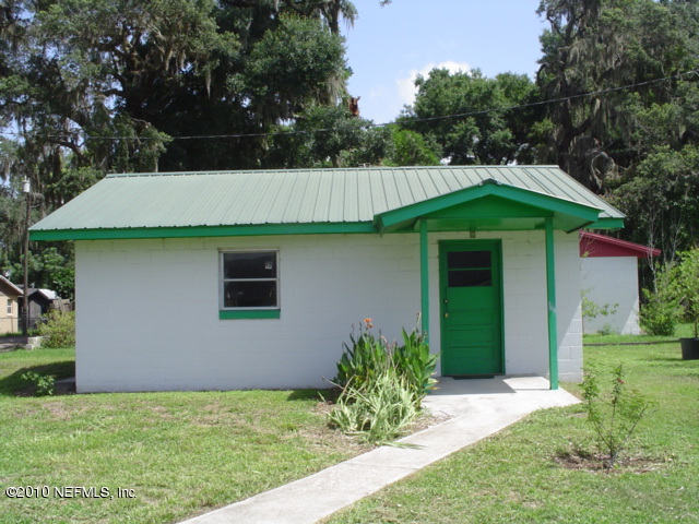 710 Huntington Road Crescent City, FL 32112 - Photo 3 of 5 side entry to garage