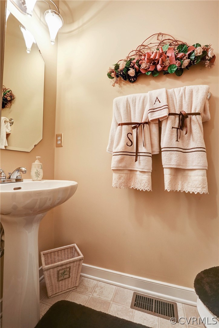 620 Carldan Road Richmond, VA 23227 - Photo 13 of 41 Powder Room
