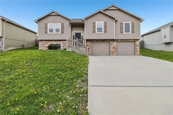 $409,900 | 1307 Northwest Hilltop Lane, Grain Valley, MO 64029
