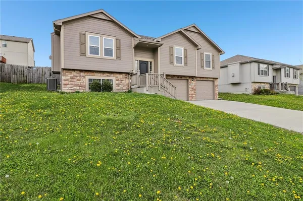 $409,900 | 1307 Northwest Hilltop Lane, Grain Valley, MO 64029