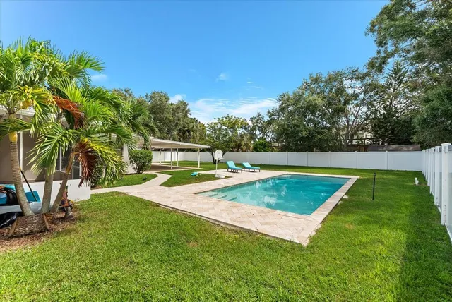 a view of a backyard