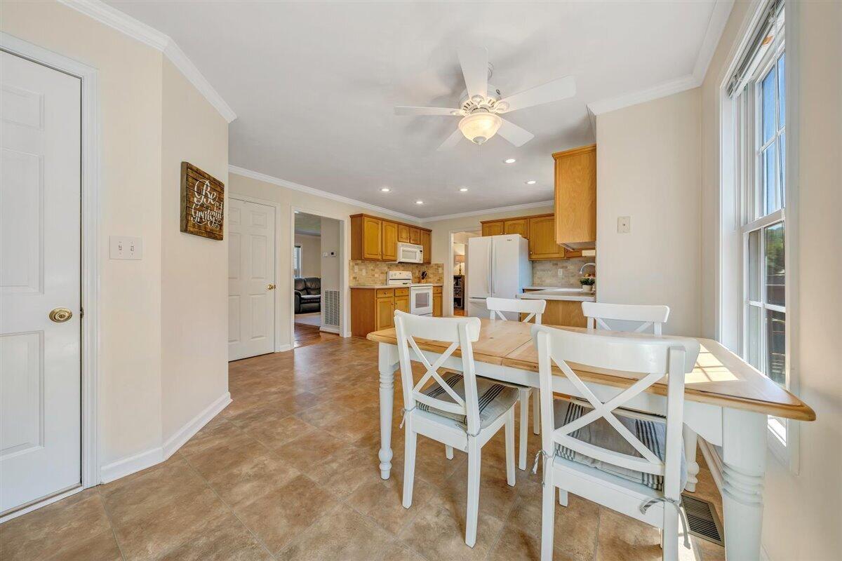 604 Castleridge Road Vinton, VA 24179 - Photo 21 of 48 Breakfast Area