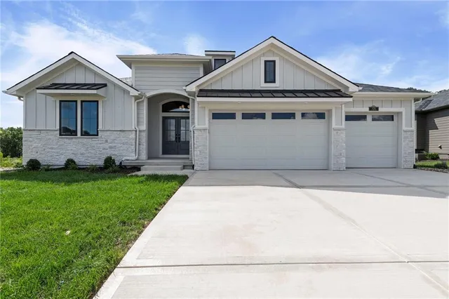 $995,500 | 8716 North Lewis Avenue, Kansas City, MO 64157