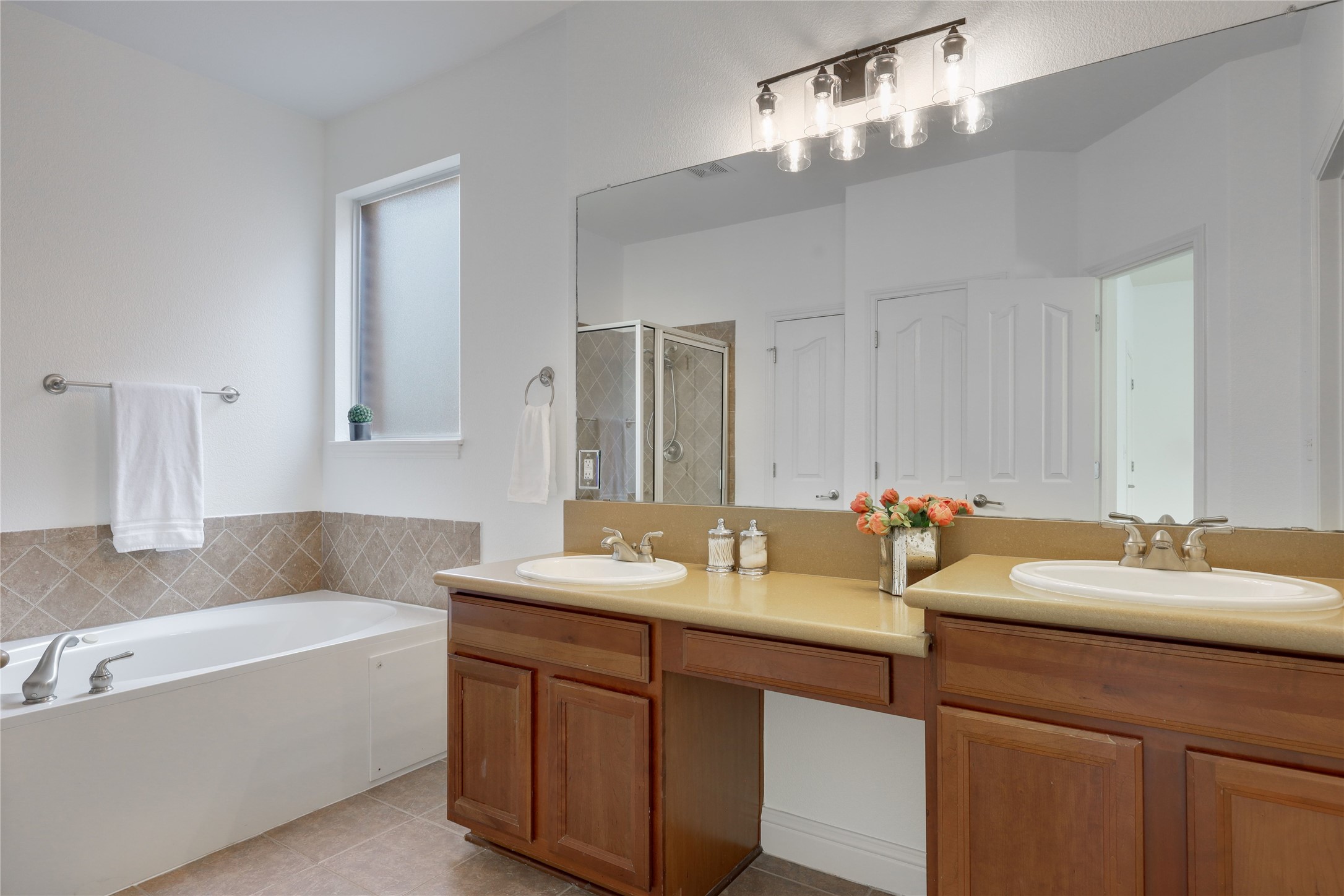 7621 Menler Drive Austin, TX 78735 - Photo 15 of 40 Primary bath