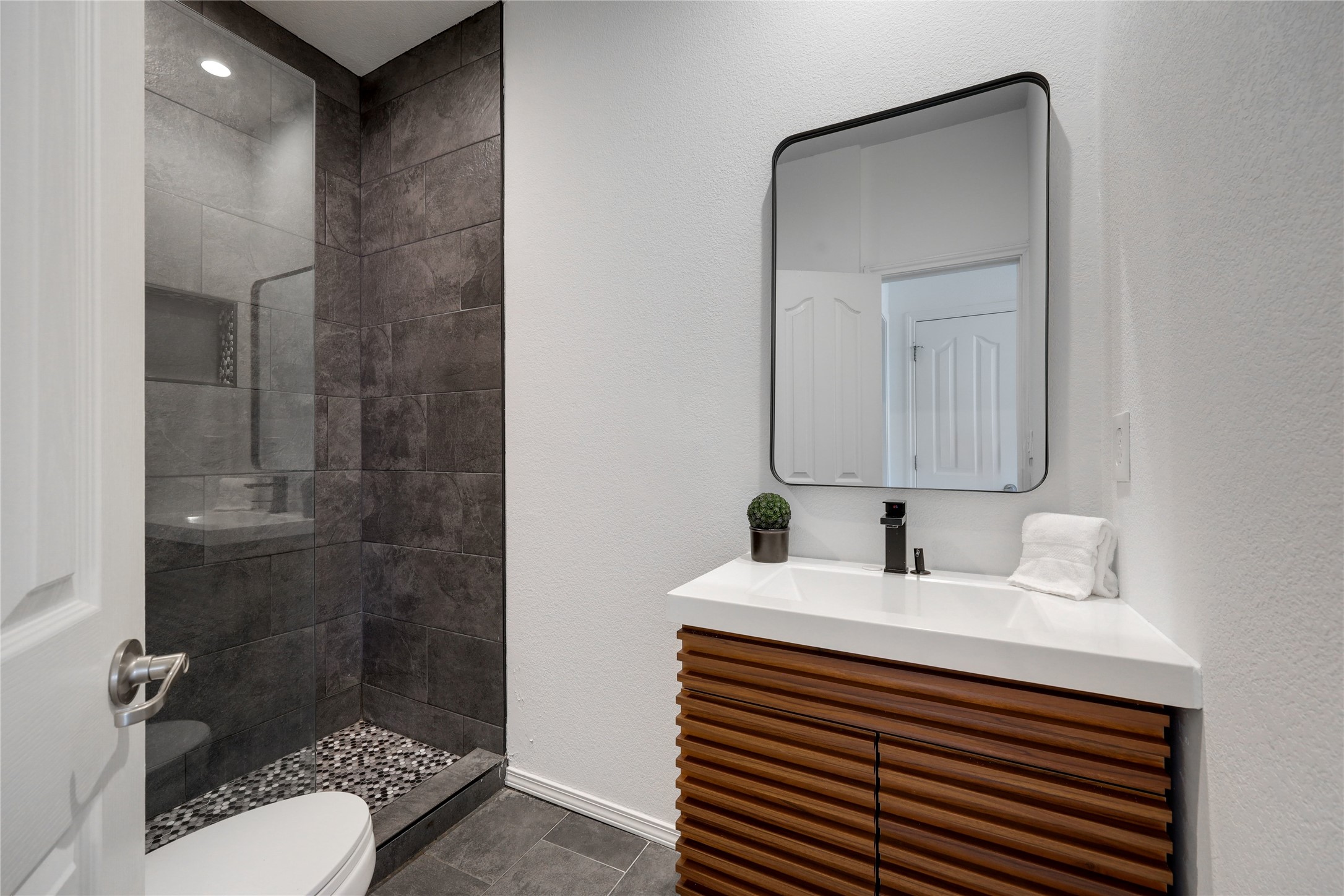 7621 Menler Drive Austin, TX 78735 - Photo 27 of 40 Bathroom 3