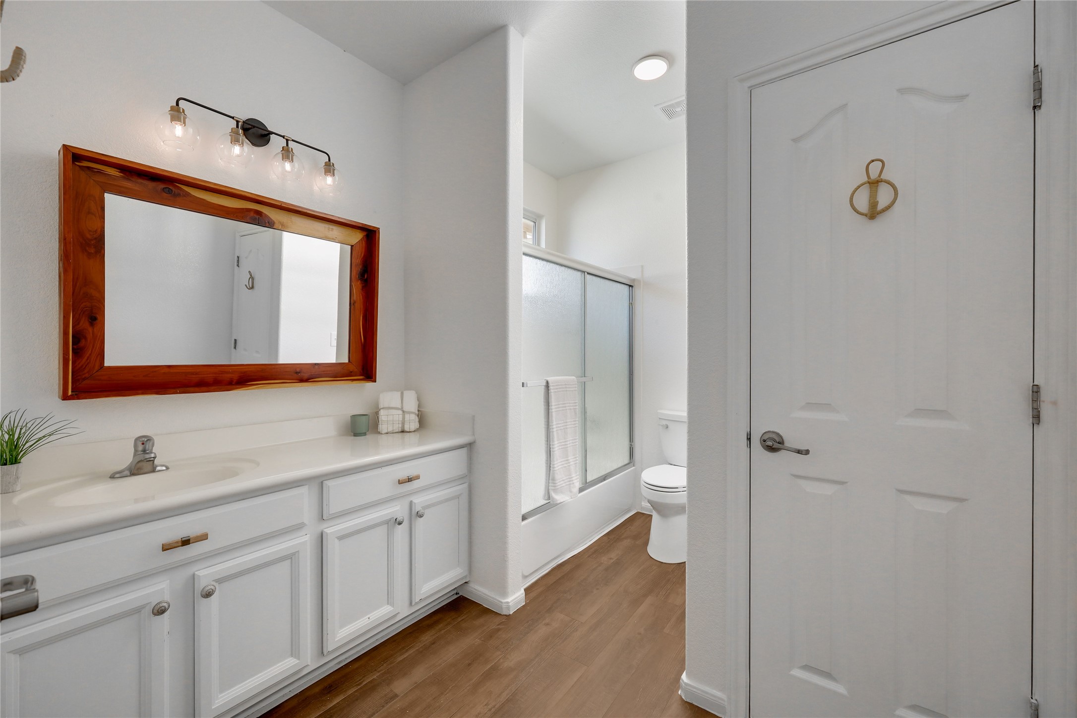 7621 Menler Drive Austin, TX 78735 - Photo 29 of 40 Bathroom 4 Jack N Jill style