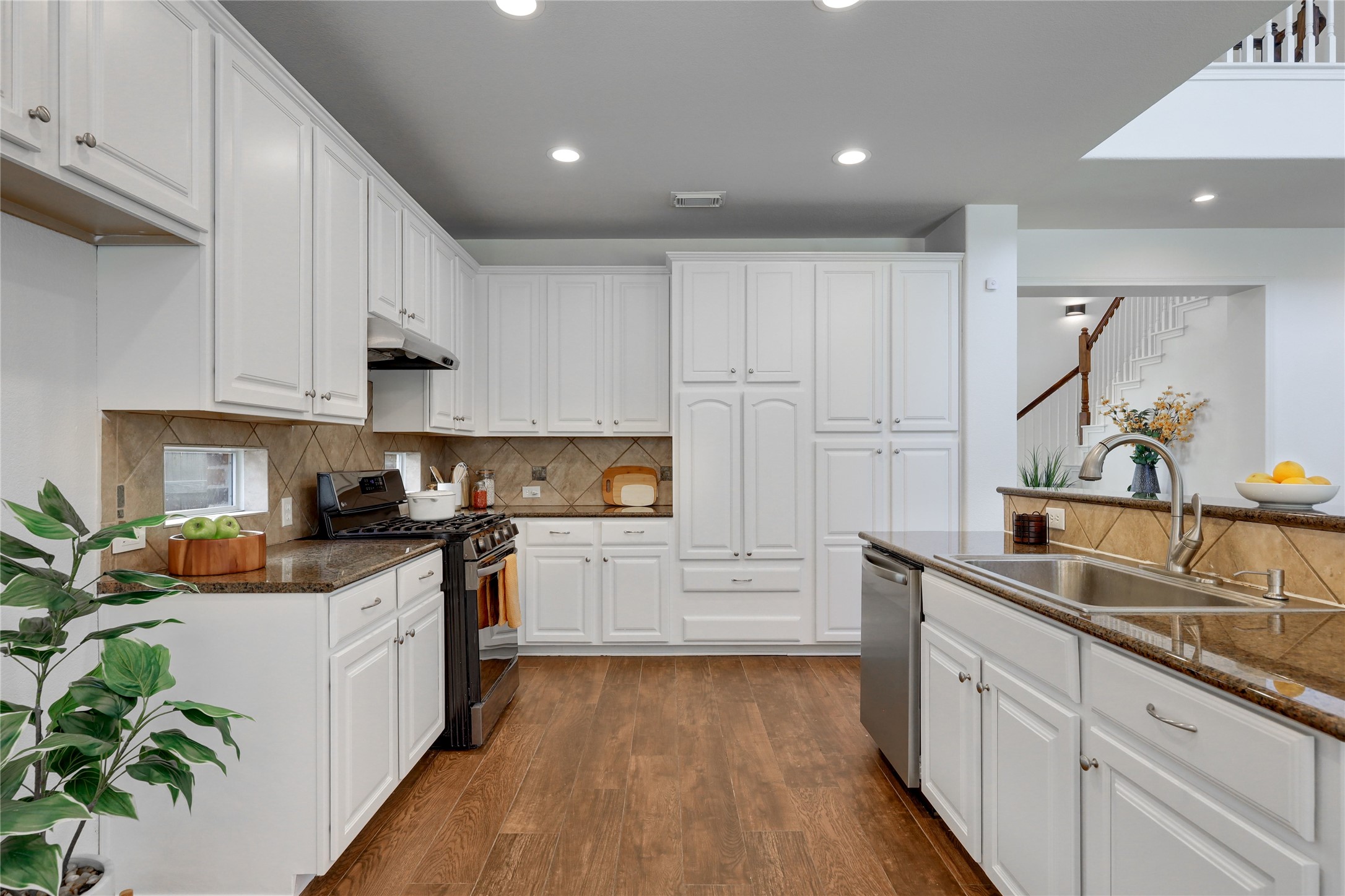 7621 Menler Drive Austin, TX 78735 - Photo 5 of 40 Kitchen