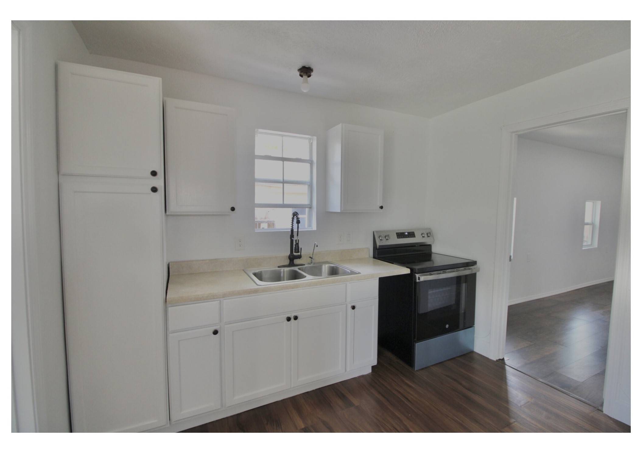 409 Robert Lee Road Houston, TX 77009 - Photo 17 of 32 Front angle of the kitchen