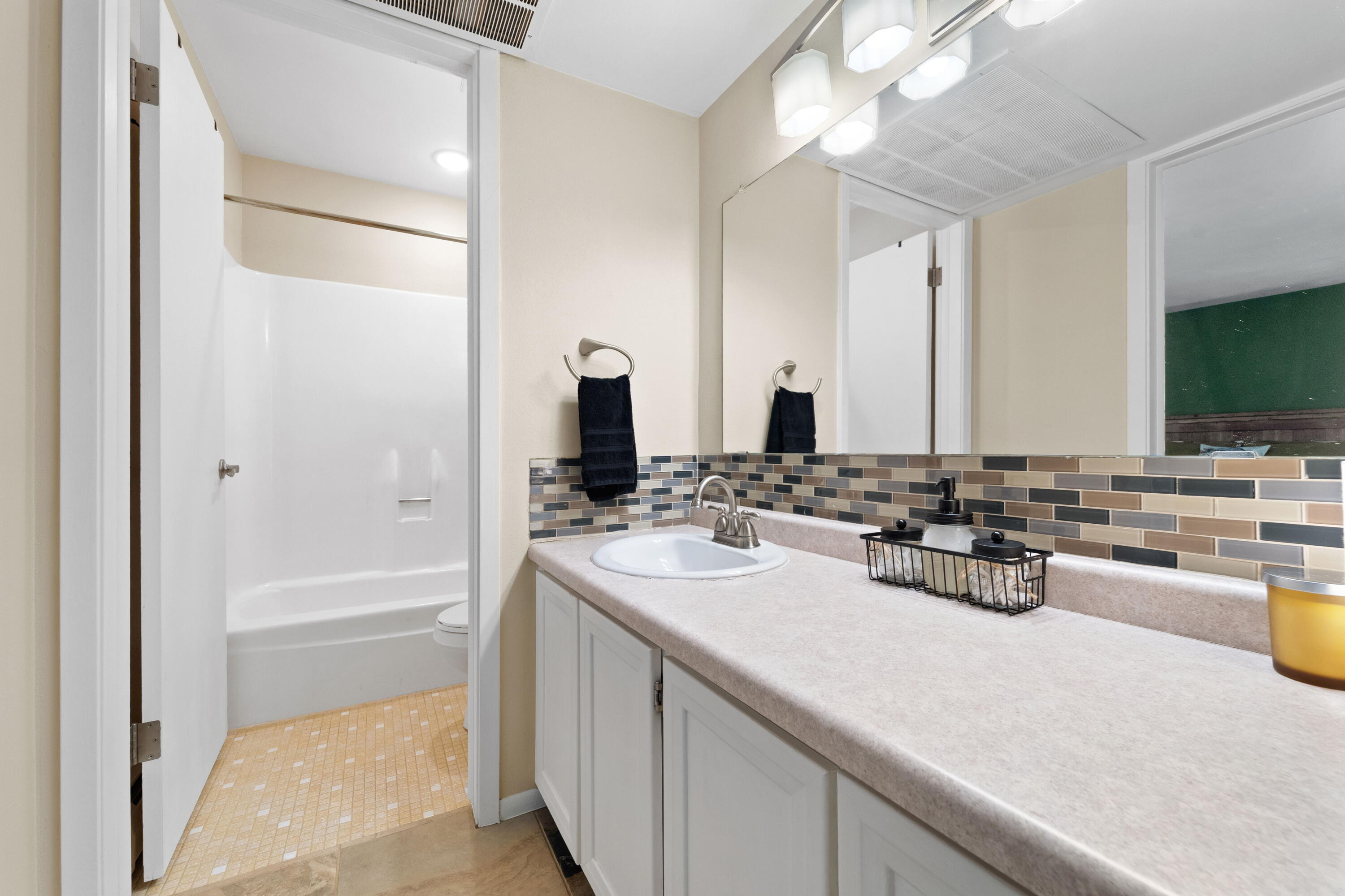 11936 West Mill Road Milwaukee, WI 53225 - Photo 10 of 21 Separate toilet/tub