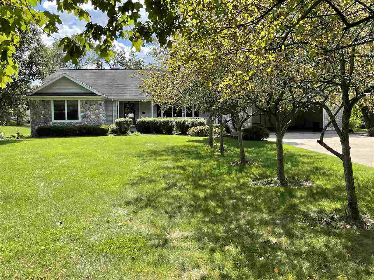 5195 Lobdell Fenton, MI 48430 - Photo 2 of 79 50071685-1.JPG