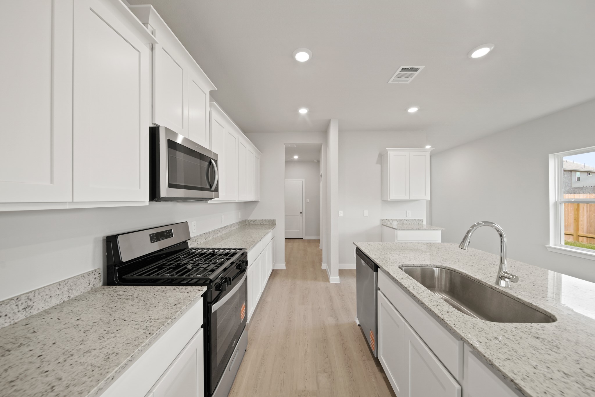 316 Bennett Street Angleton, TX 77515 - Photo 6 of 33