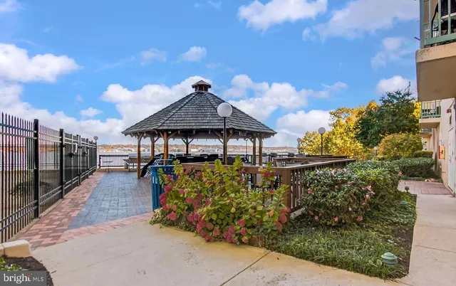 $2,100 | 501 Slaters Lane, Unit 513, Alexandria, VA 22314