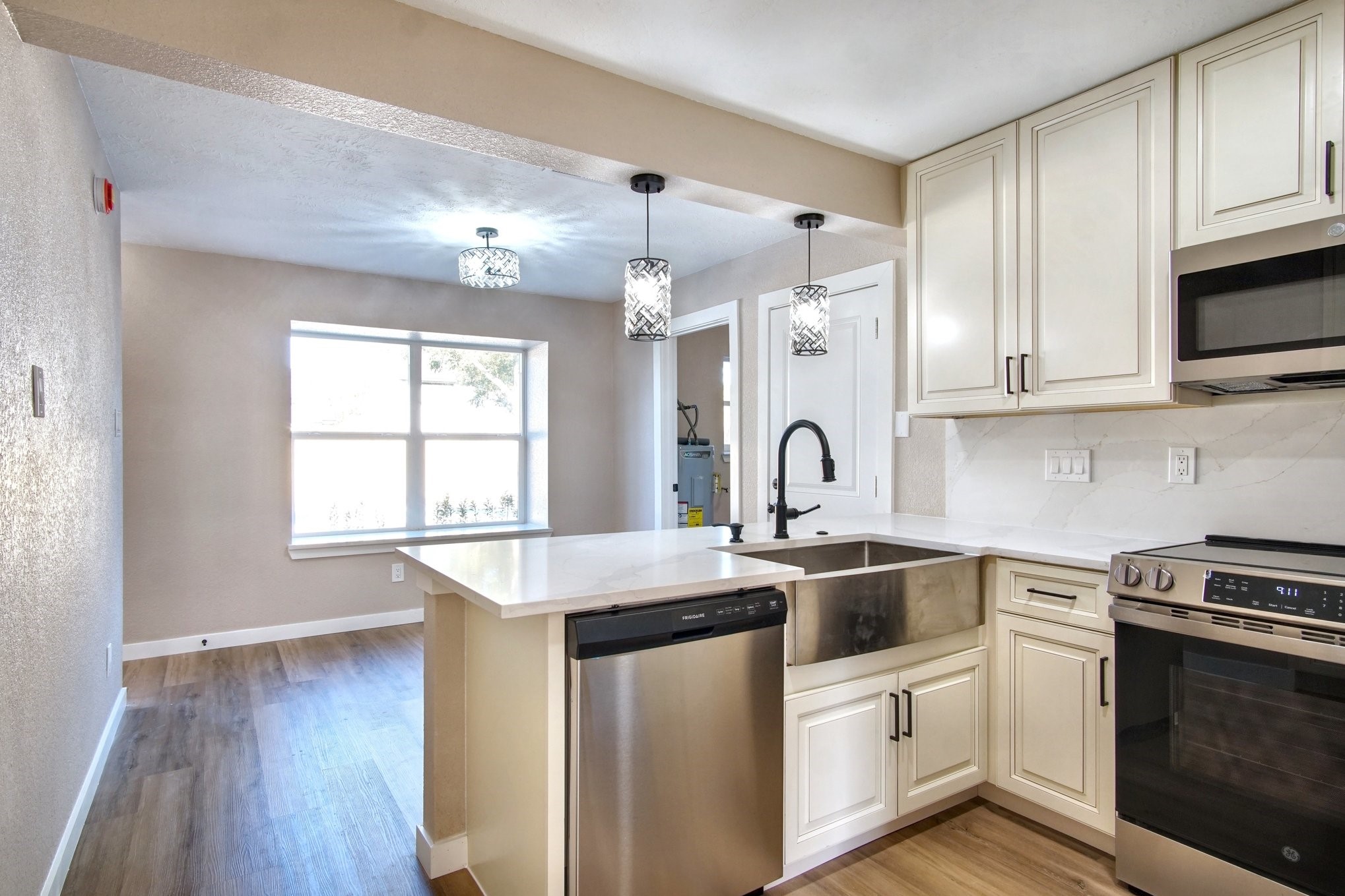 7511 Weatherhill Lane Houston, TX 77041 - Photo 12 of 40 Light and bright and fully updated