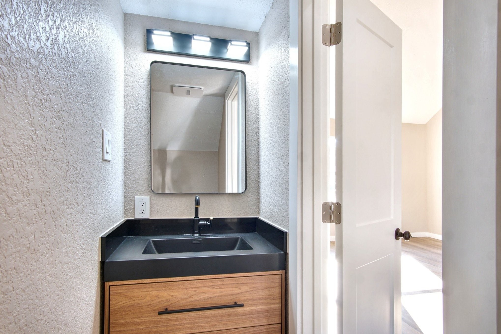 7511 Weatherhill Lane Houston, TX 77041 - Photo 19 of 40 Half bath down