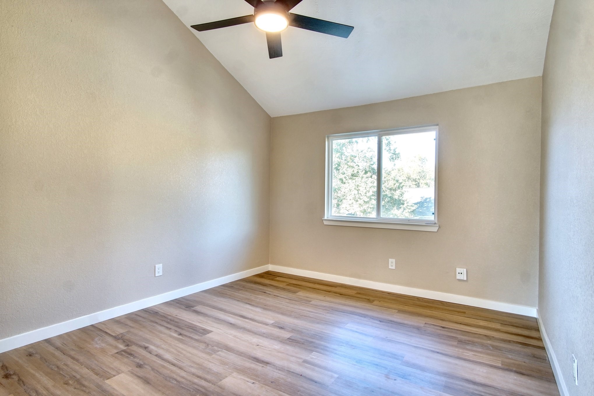 7511 Weatherhill Lane Houston, TX 77041 - Photo 25 of 40 High Ceilings