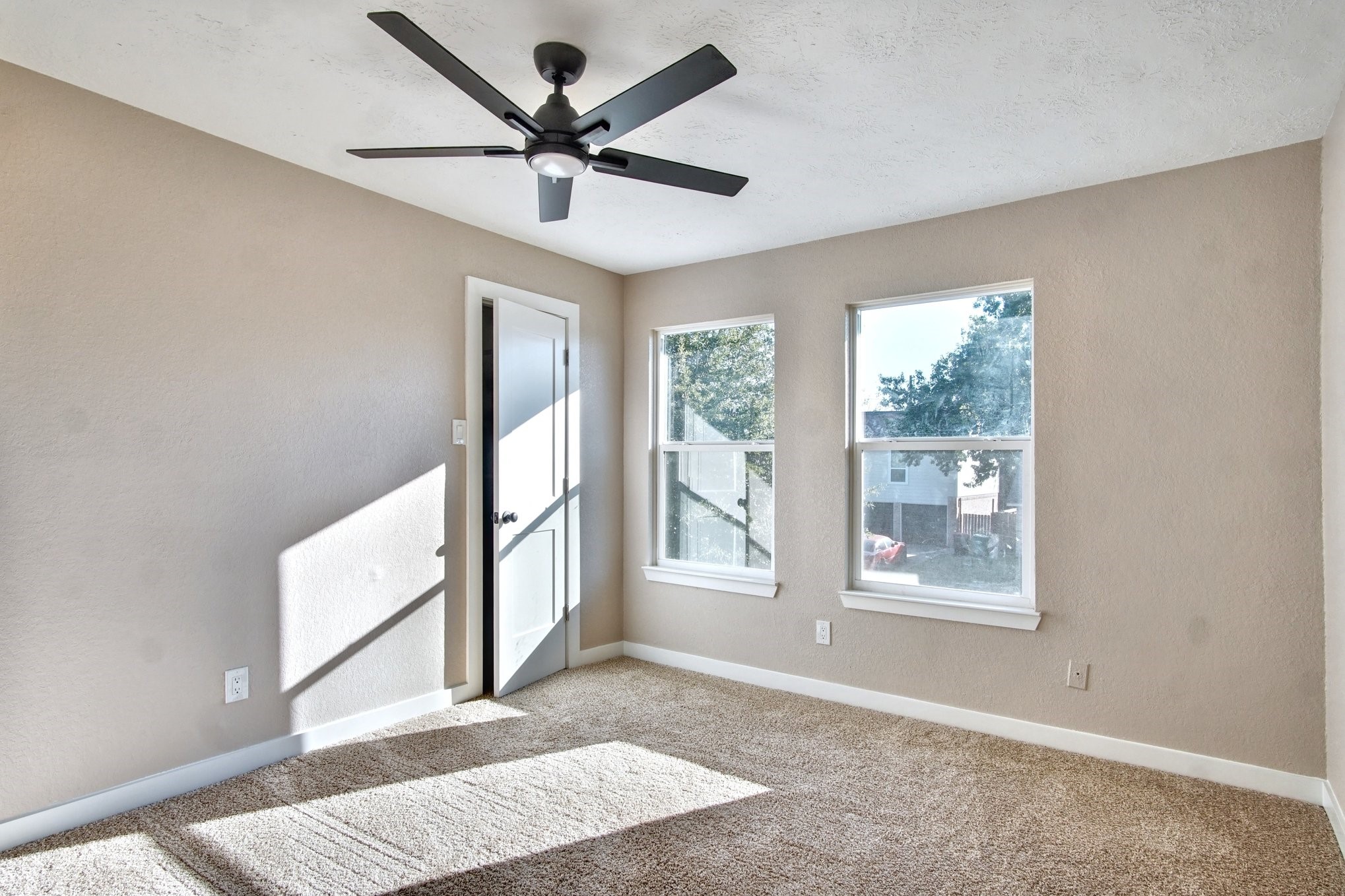 7511 Weatherhill Lane Houston, TX 77041 - Photo 32 of 40 Oversized 3rd Bedroom with walk in closet