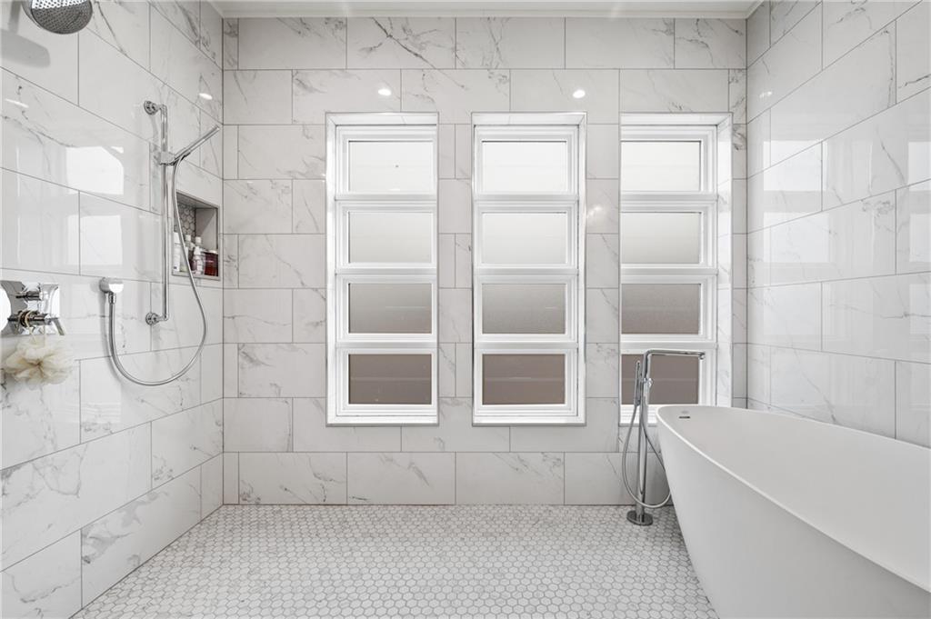 172 43rd Street Pittsburgh, PA 15201 - Photo 19 of 25 a bathroom with a bathtub and window