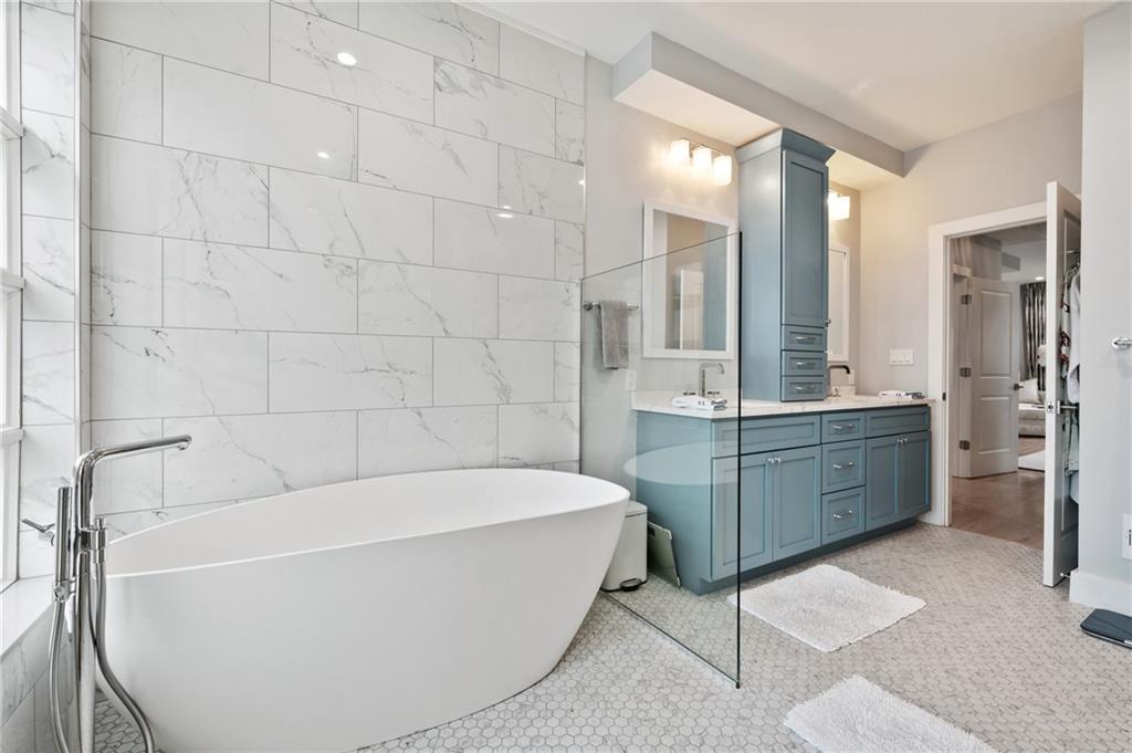 172 43rd Street Pittsburgh, PA 15201 - Photo 20 of 25 a bathroom with a bathtub and a sink