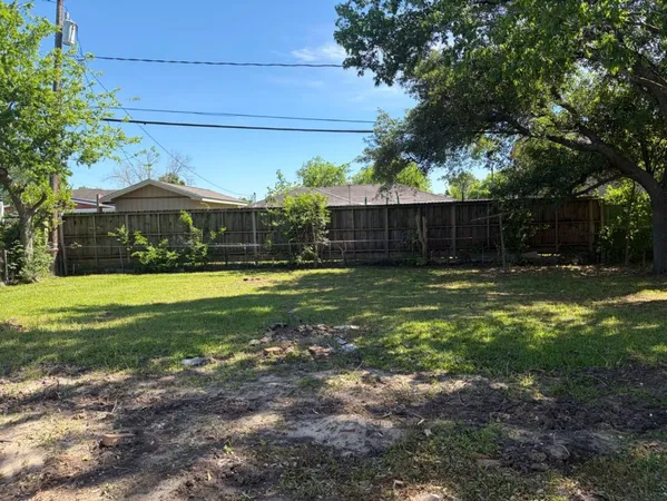 a view of a yard in front of house