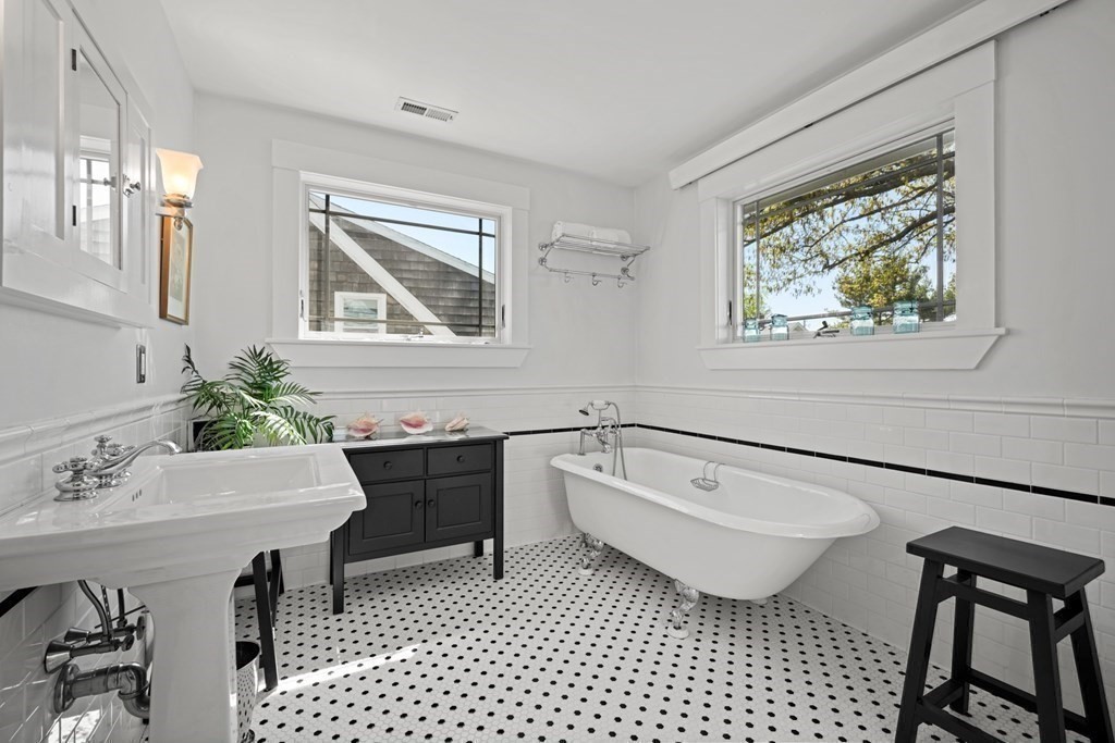 81 Albatross Road Quincy, MA 02169 - Photo 17 of 38 Gallery Image 17