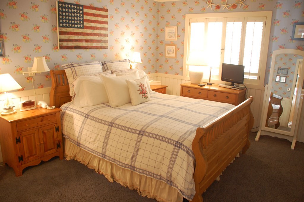 4825 Sandyland Road, Unit #2 Carpinteria, CA 93013 - Photo 2 of 8 Master Bedroom