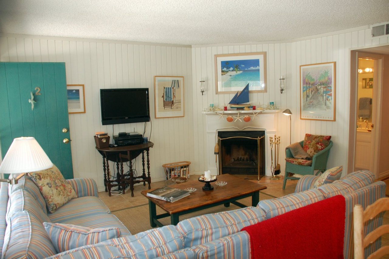 4825 Sandyland Road, Unit #2 Carpinteria, CA 93013 - Photo 3 of 8 LivingRoom