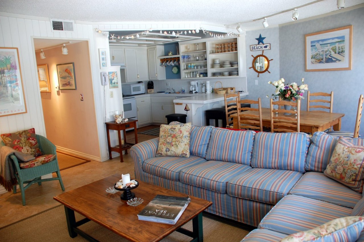 4825 Sandyland Road, Unit #2 Carpinteria, CA 93013 - Photo 4 of 8 Living Room-Dining Area