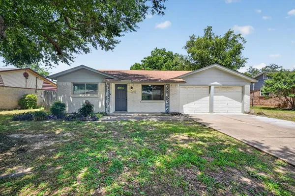 $2,350 | 913 Russell Lane, Bedford, TX 76022