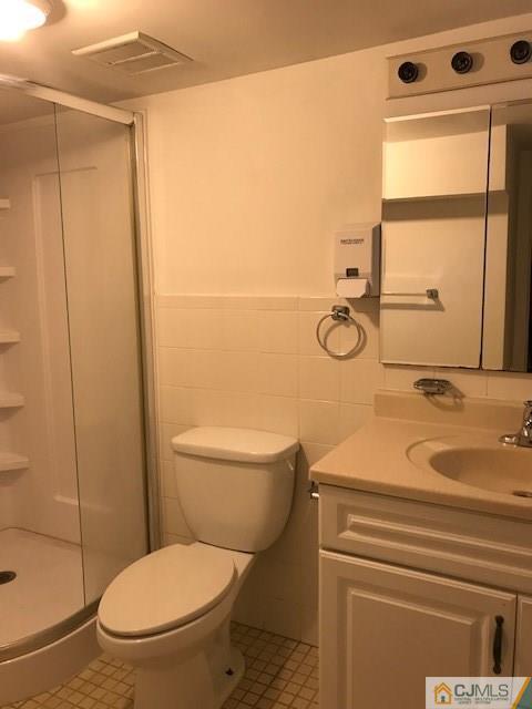 21 Kendall Road East Brunswick, NJ 08816 - Photo 20 of 21 a bathroom with a toilet a sink and a shower