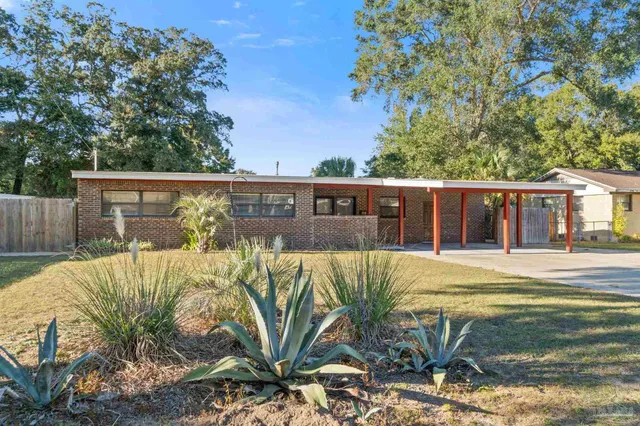 a view of a house with backyard