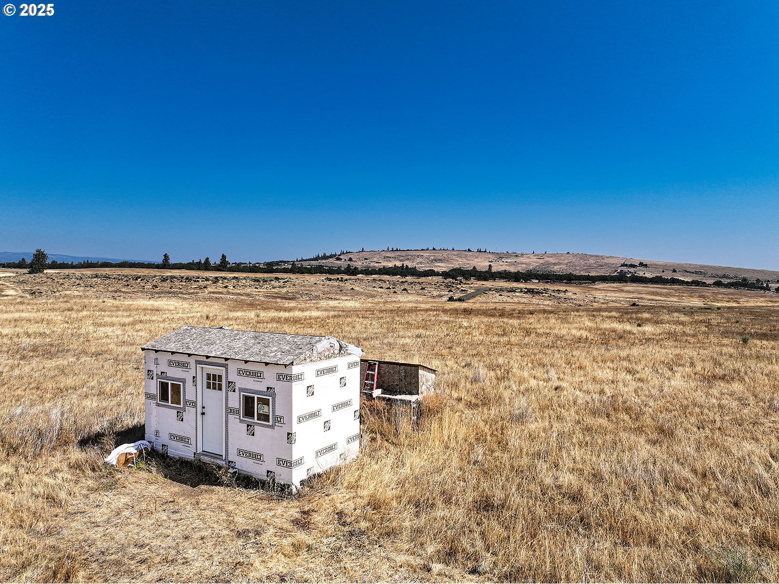 24 Jack Frost Way Goldendale, WA 98620 - Photo 3 of 27 a view of a ocean with a building in the background