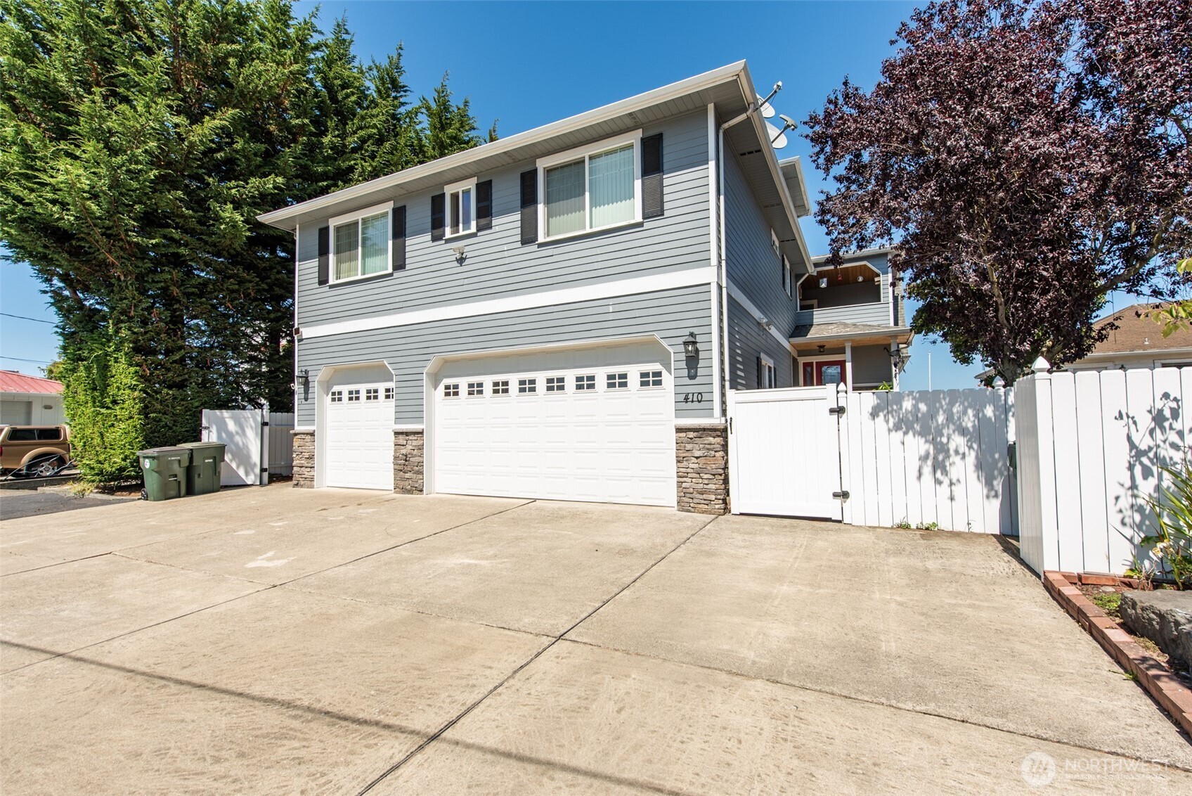 410 East Front Street Port Angeles, WA 98362 - Photo 27 of 32 a front view of a house with a yard and garage