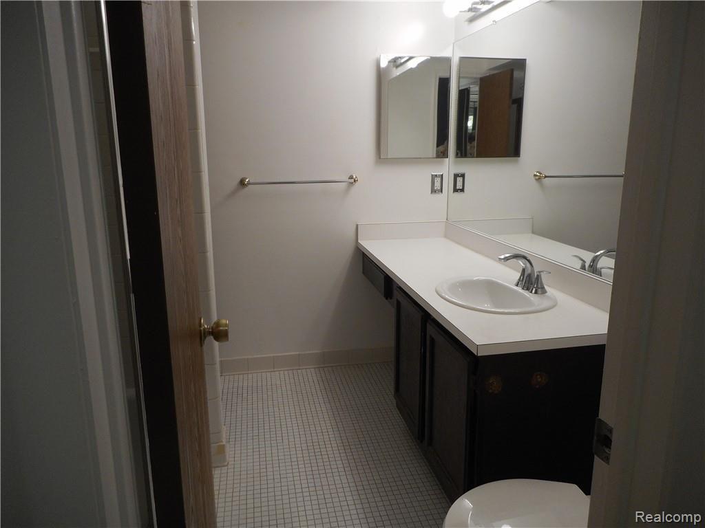 24123 Evergreen Road, Unit 25 Southfield, MI 48075 - Photo 8 of 12 DSCN0786.JPG