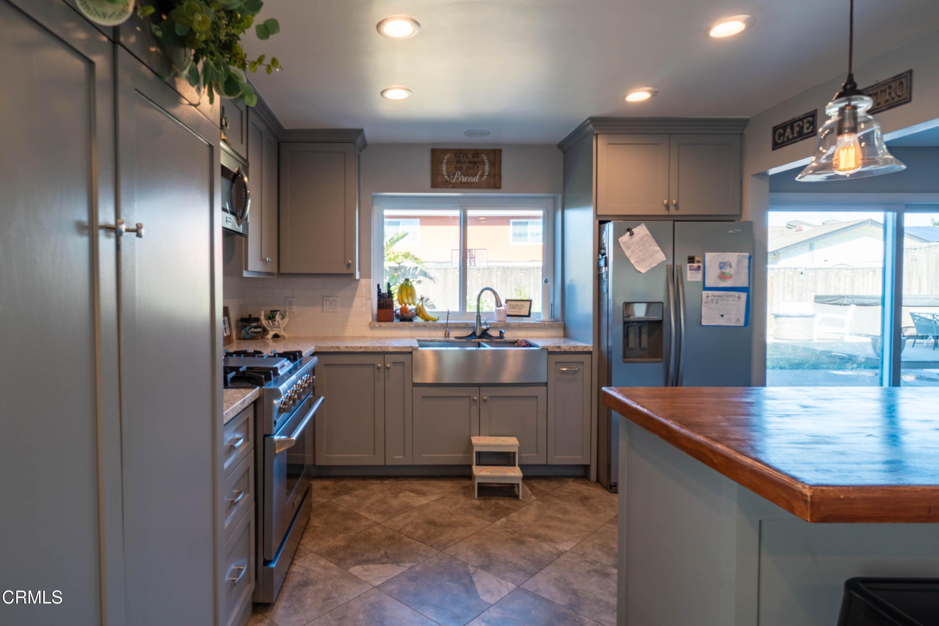 911 Indigo Place Oxnard, CA 93036 - Photo 6 of 30 a kitchen with refrigerator and window