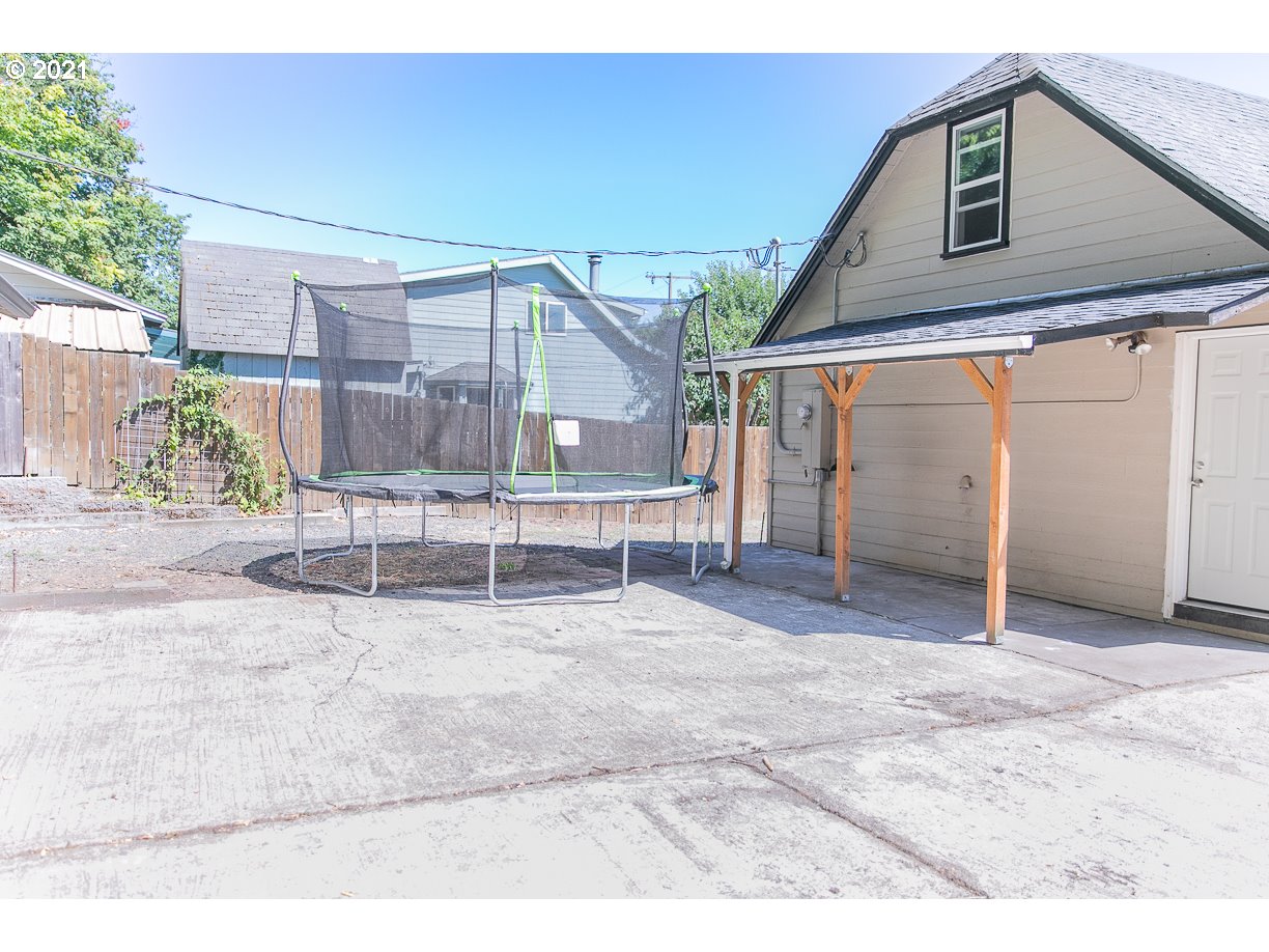 1138 Kelly Boulevard Springfield, OR 97477 - Photo 20 of 23