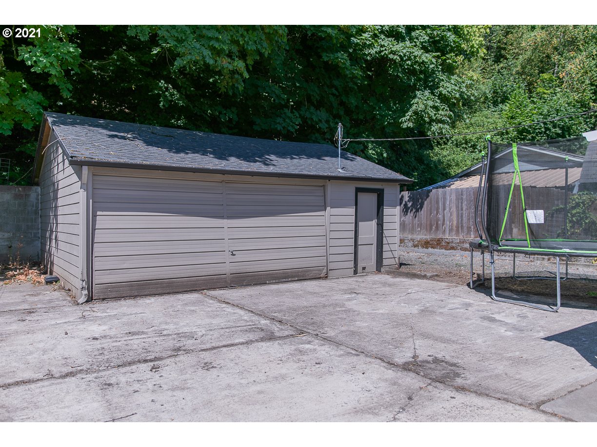 1138 Kelly Boulevard Springfield, OR 97477 - Photo 21 of 23