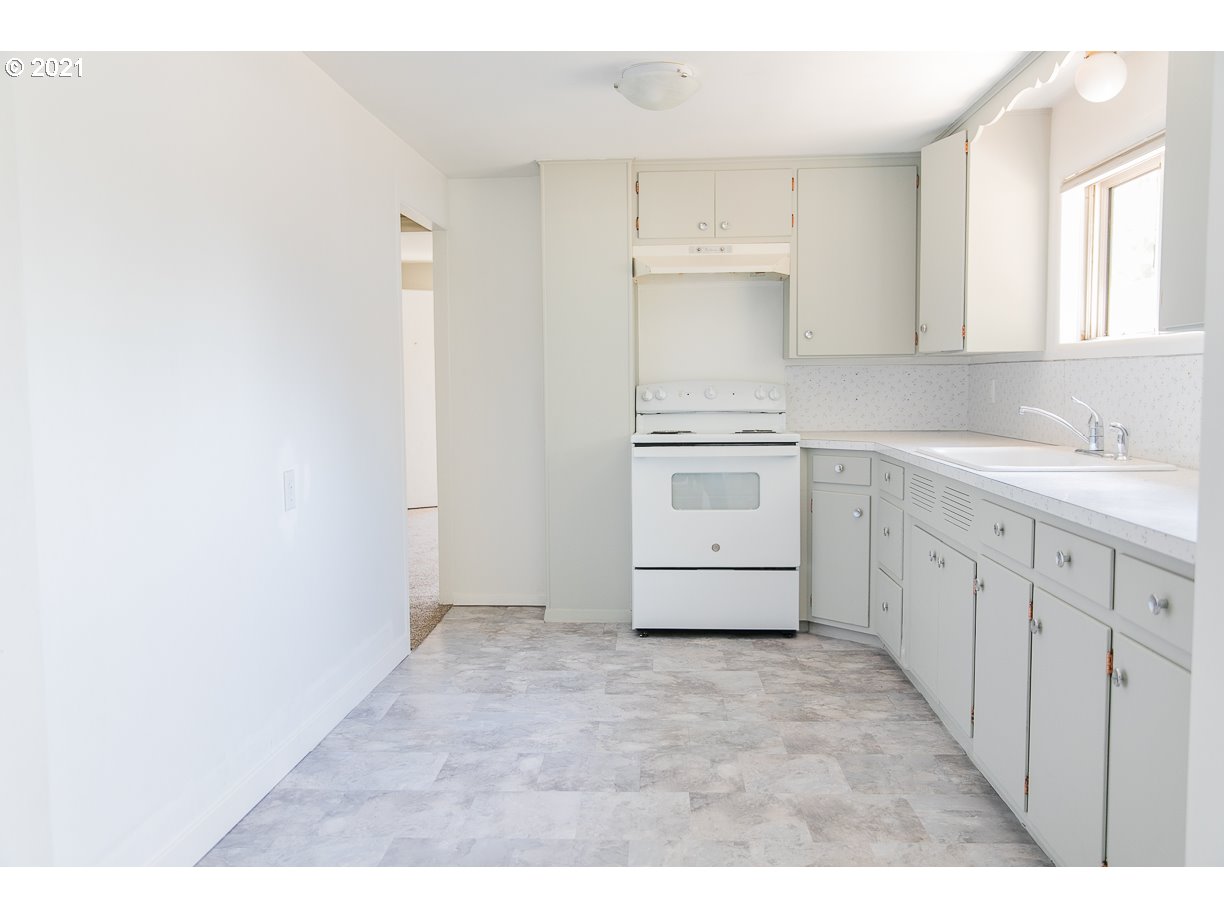 1138 Kelly Boulevard Springfield, OR 97477 - Photo 10 of 23