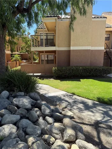 a view of a yard with plants