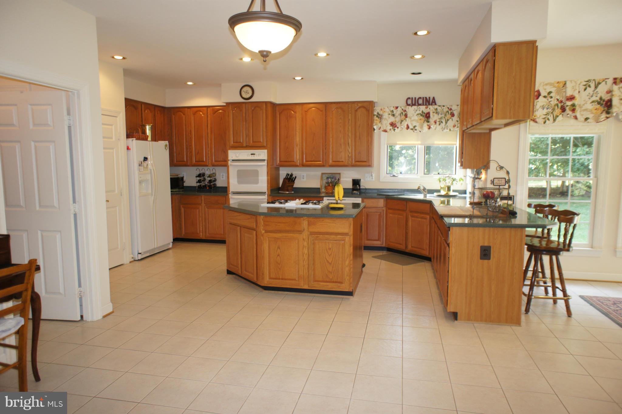 10871 Meanderview Court Manassas, VA 20111 - Photo 6 of 30 Kitchen - Breakfast area
