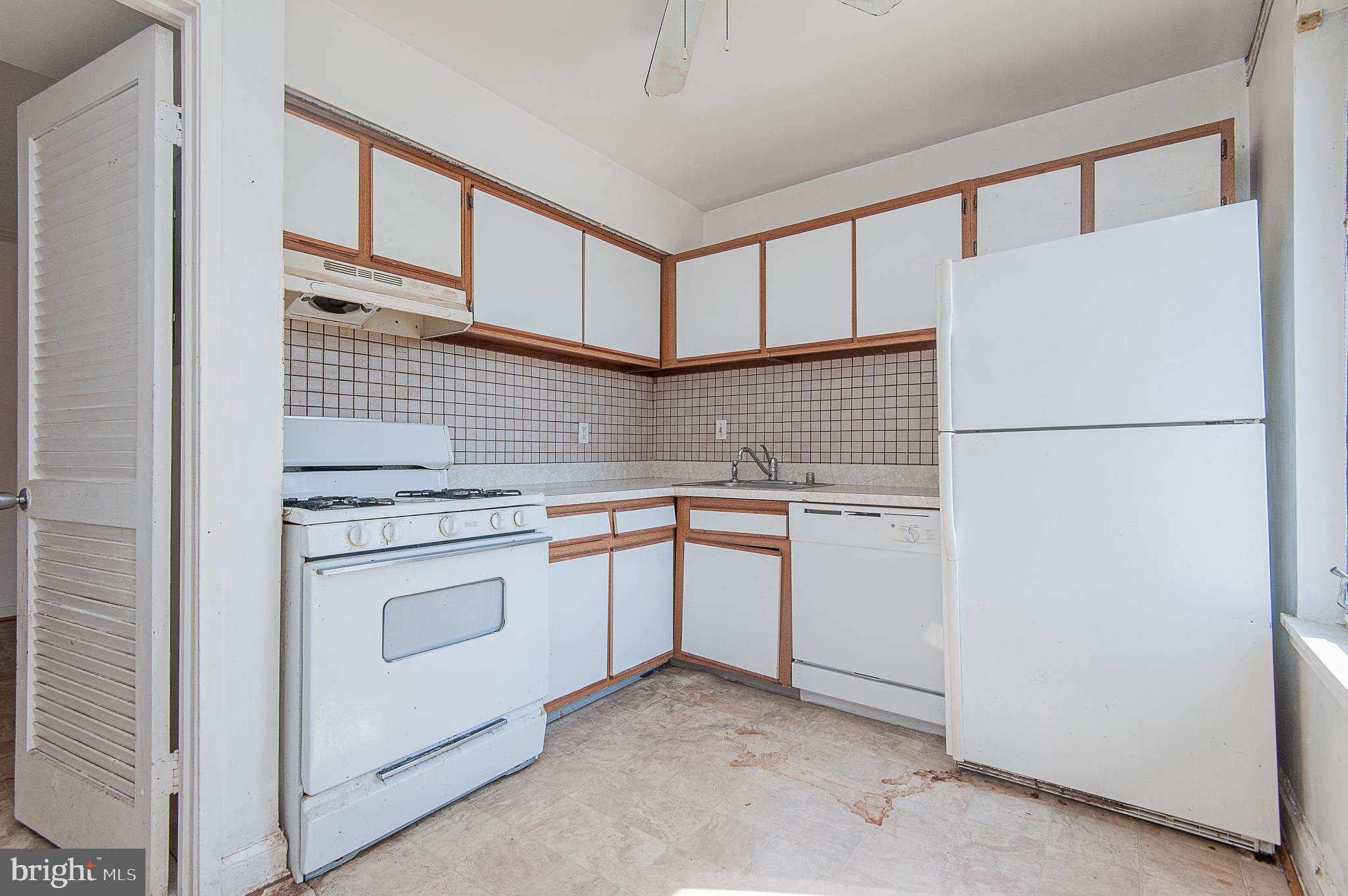 9639 White Acre Road, Unit C1 Columbia, MD 21045 - Photo 5 of 15 Kitchen needsnew stove
