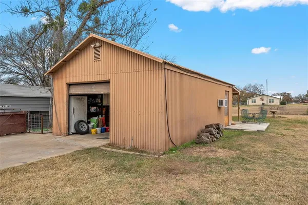 a view of a house with backyard