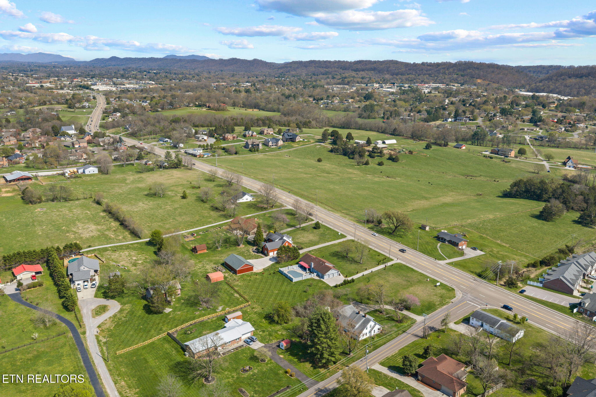 7402 Pelleaux Road Knoxville, TN 37938 - Photo 6 of 34 3-web-or-mls-7402 Pelleaux Rd-2-38