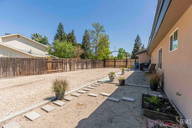 a view of back yard of the house